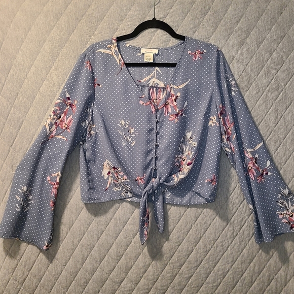 LIKE NEW! BUY 2,GET 1 FREE TOPS! Light Blue Floral Lightweight Button Up✨️Size L - Picture 5 of 5